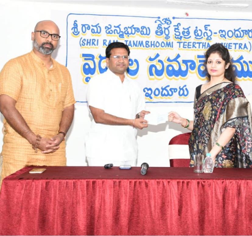 Mrs. Priyanka Dharmapuri donated a check of ₹50,00,000 To Ramajanmabhoomi Teertha Kshetra Trust - Dharmapuri Arvind