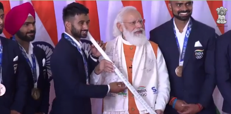 టోక్యో ఒలింపిక్స్ లో భారత హాకీ జట్టు హాకీ కర్రను సొంతం చేసుకోవాలనుకుంటున్నారా..?