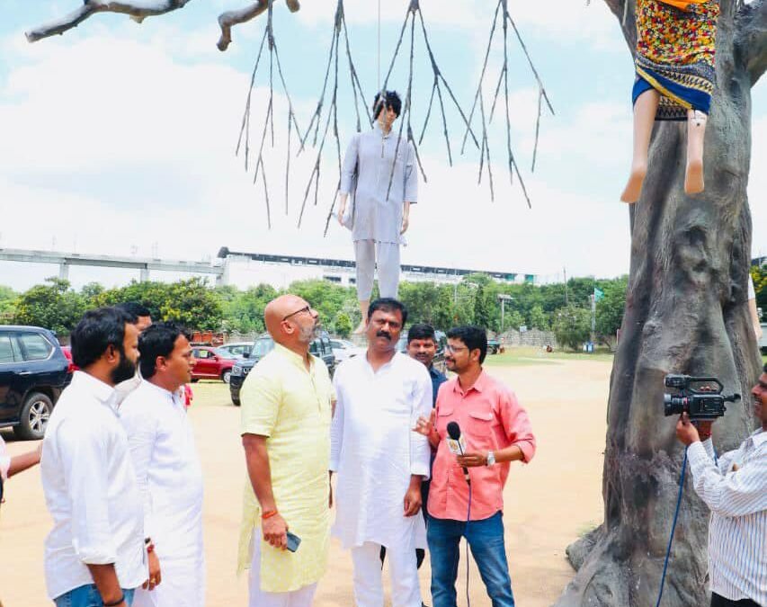 Arvind Dharmapuri visited the Photo exhibition organised by CBC Hyderabad