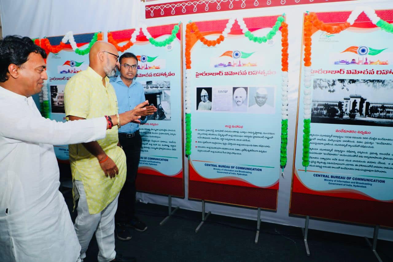 Arvind Dharmapuri visited the Photo exhibition organised by CBC Hyderabad