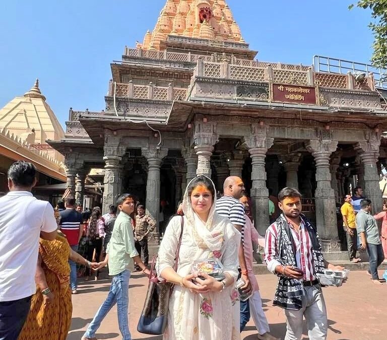 Priyanka Dharmapuri paid obeisance to Mahakal Baba