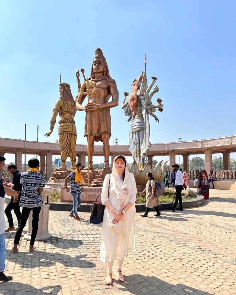 Priyanka Dharmapuri paid obeisance to Mahakal Baba
