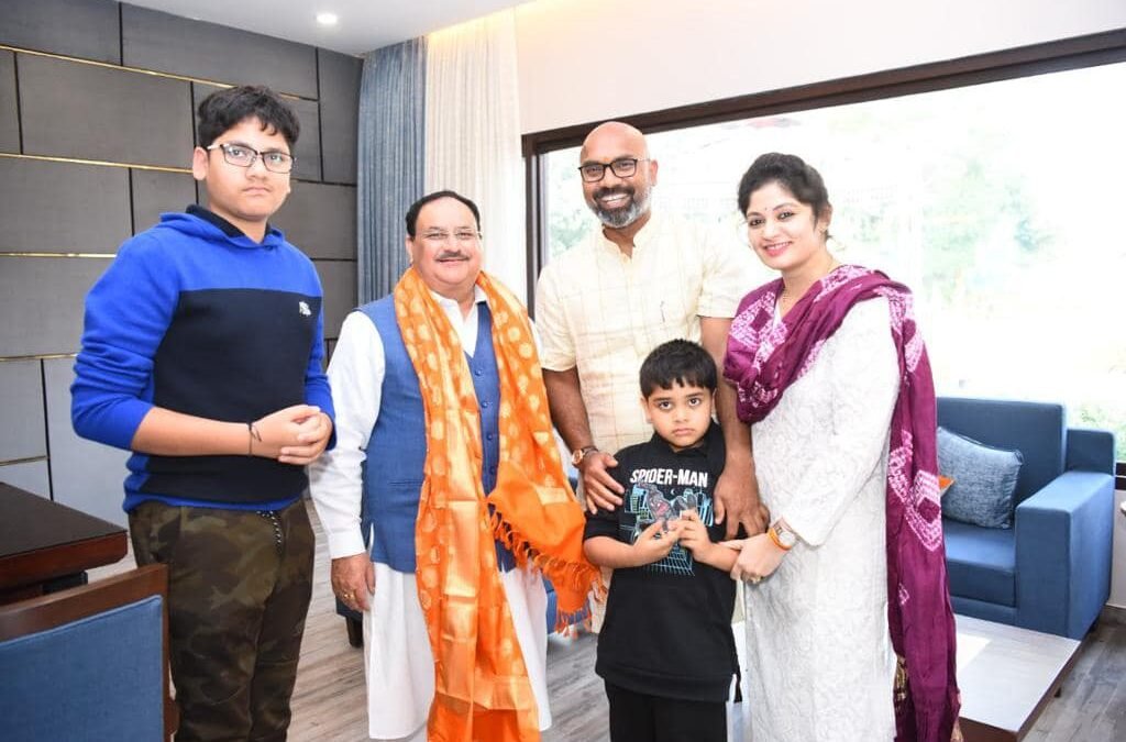కుటుంబ సమేతంగా వారిని కలిసి,