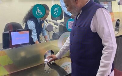 టికెట్ కొంటున్న ప్రధానమంత్రి  శ్రీ నరేంద్ర మోదీ