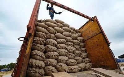 పేదలకు అందించిన ఉచిత ధాన్యం