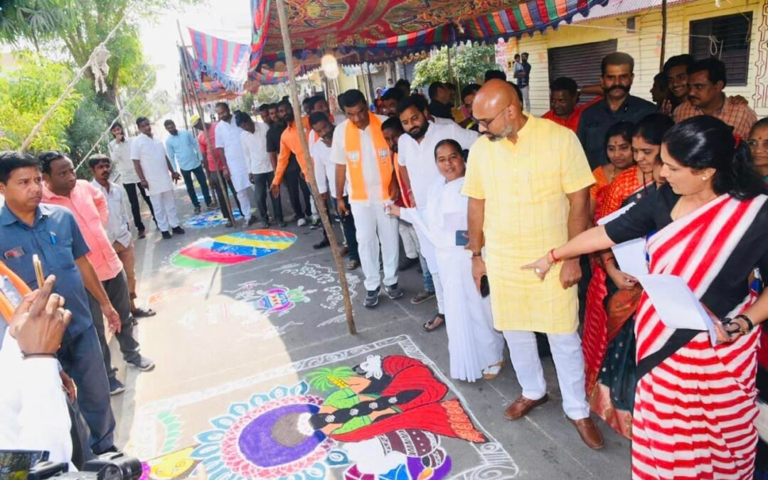 నారీమణులకు బహుమతులు ప్రధానం చేసిన ఎంపీ అరవింద్