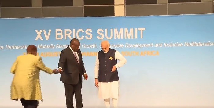 చంద్రుడి పైననే గర్వంగా ఎగరేసినం… నేలపై పడనిస్తమా?